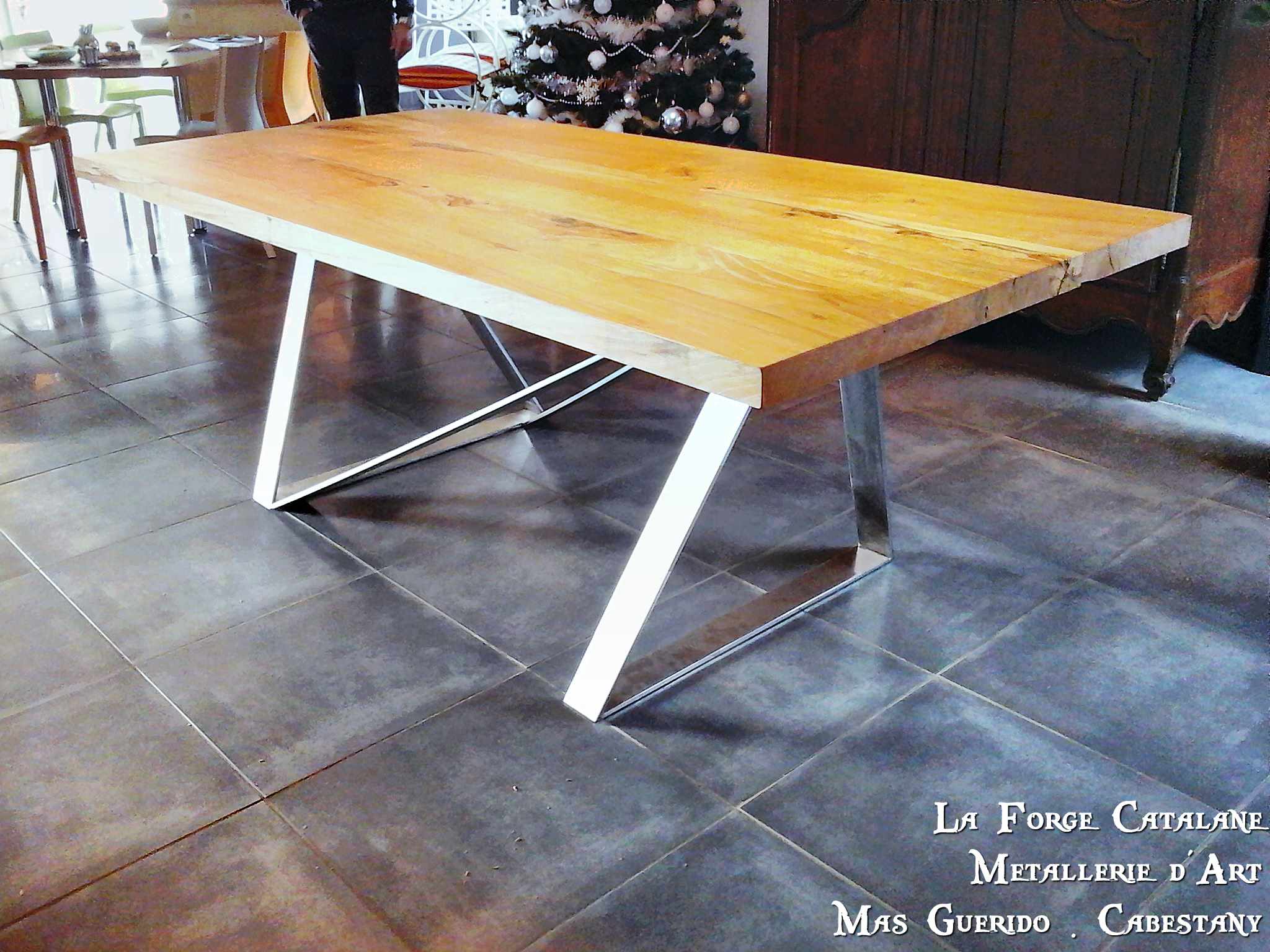 table plateau bois pietement table fer plats entrecroises moderne destructure forge catalane 1.jpg